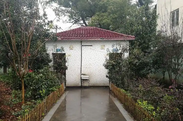 "厕所革命"让曾经简陋的农村公厕,摇身变为"颜值高",功能全,环境舒心