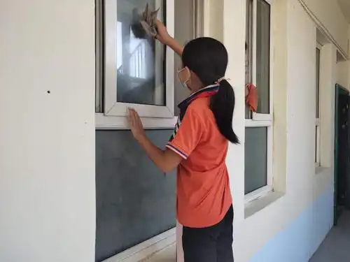 利用节假日拾捡垃圾,清除卫生死角,到街头清扫街道,清除社区"牛皮癣".