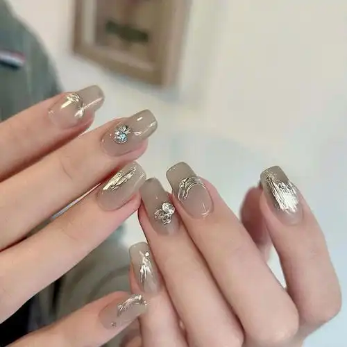 气质灰色美甲图片