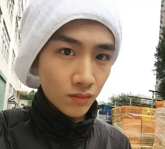 当红男星卸妆后,白敬亭帅气,周震南没啥变化,看到龚俊:我醉了_王嘉尔