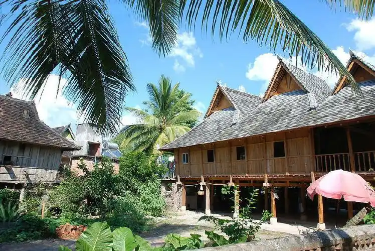 "多起竹楼,傍水而居",是引自一句傣族民间的一句俗语.