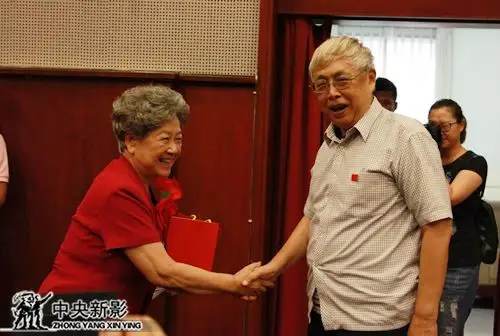 陈昊苏会长向陶玉玲献上特别制作的徽章