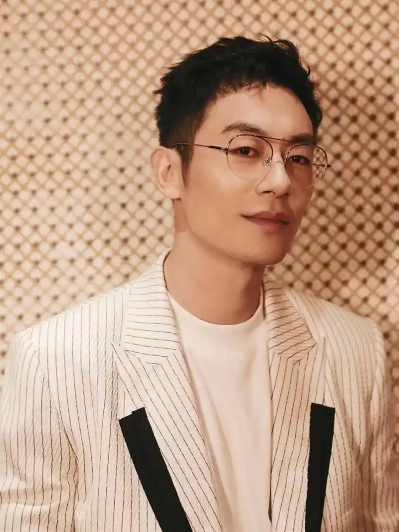 34岁朱亚文,穿西装戴眼镜,文质彬彬成行走的荷尔蒙!