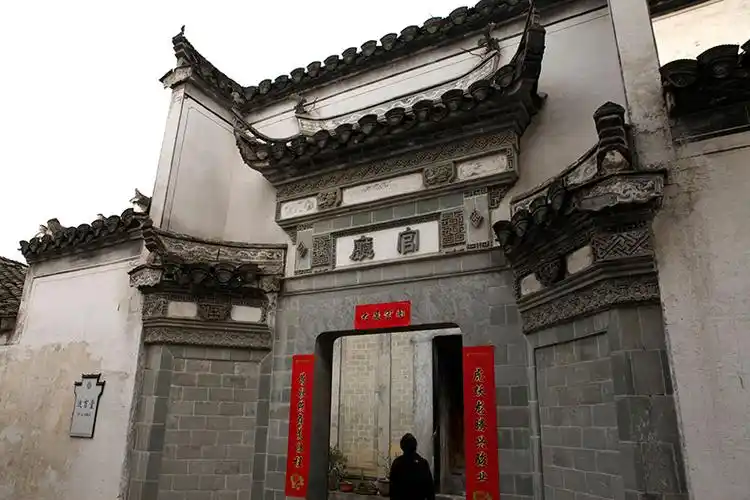 徽州民居中的门楼徽州建筑的大门,一般均配有门楼(规模稍小额称为门罩