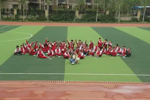 书香为伴,快乐成长——记"书香中队"班级创意合影