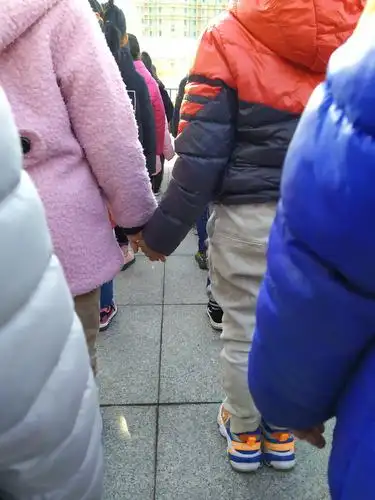 在老师的教导下,一年级五班的同学们互帮互助,团结友爱,共同进步,看