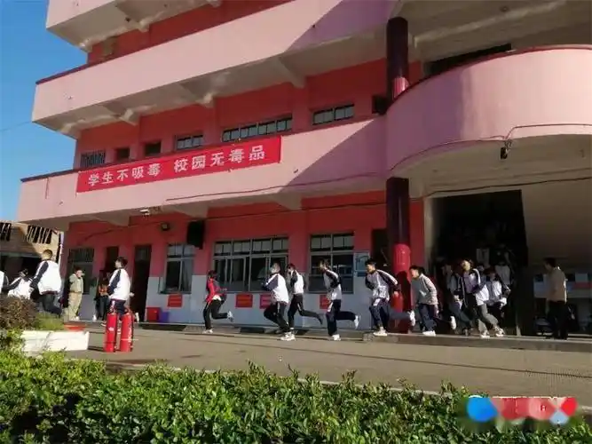 隆回县东兴中学举行紧急疏散演练