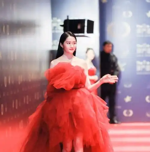 关晓彤红色纱裙