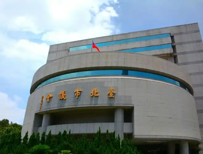 日本殖民统治时期曾做为台湾总督府办公厅,后曾做过国民党所谓"行政院