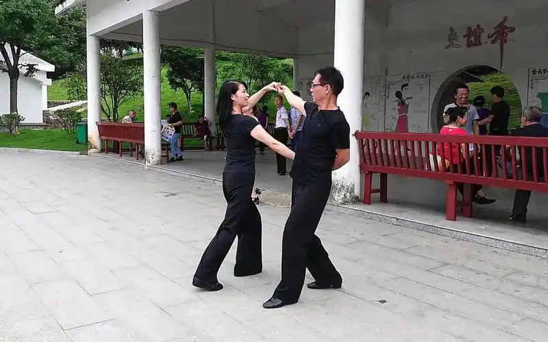 交谊舞三步踩,舞曲《阿哥阿妹恋歌》