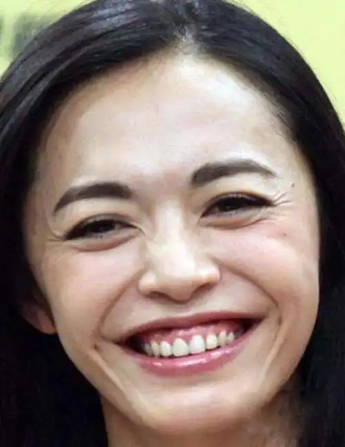 杨幂,baby眼纹严重程度十级,而这个40年不笑的妹子一条纹都没有!