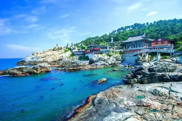 普陀山,位于中国浙江省舟山市的一个岛屿,是中国四大佛教名山之一