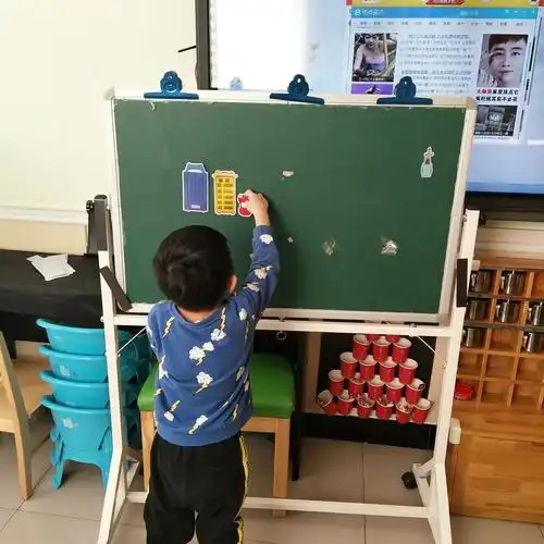 小朋友们学习用重叠法比较车子的宽窄.