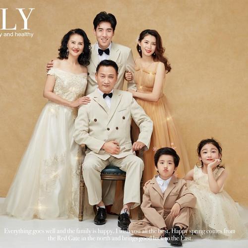 2021展会新款亲子装摄影服装一家六口全家福影楼拍照相时装写真服