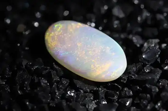 黑欧泊,是颜色等级划分中的最高级,主色调有深蓝色,深绿色等;白欧泊