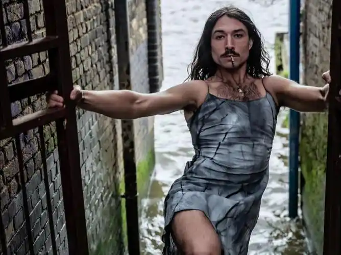 ezra miller气质高贵,性感淡雅,尽显知性美!