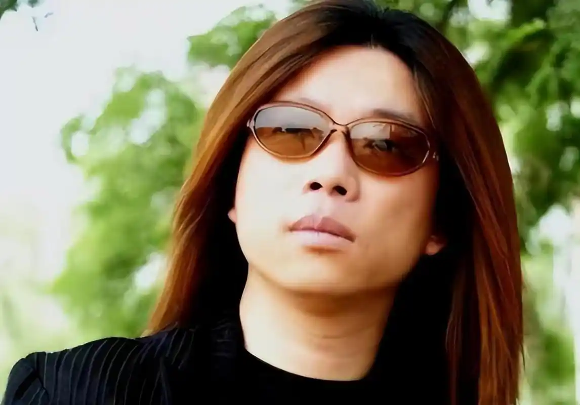 郭峰这个一头黄发,带着墨镜的男人,也一跃成为乐坛的"重量级人物".