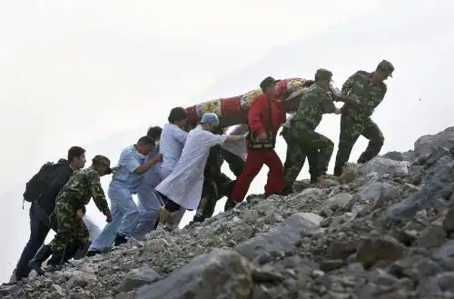 救灾军人最感人的21个瞬间(图片)-爱卡汽车网论坛