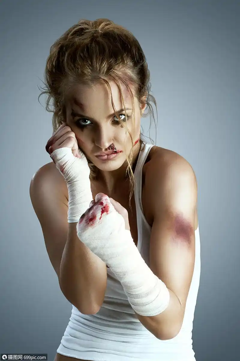 侵略的女战士,身上瘀伤,拳头上戴着的绷带
