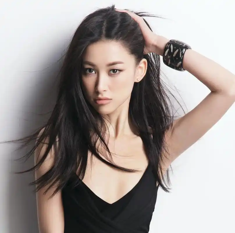 朱珠出生于军人世家,她的爷爷曾经是中共将军,还参加过红军长征,所以