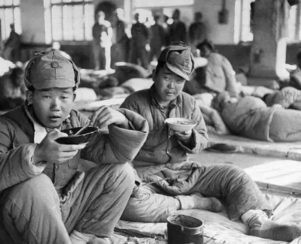 淮海战役时国军老照片女兵蹲地抽烟士兵看军官吃肉小孩喝水