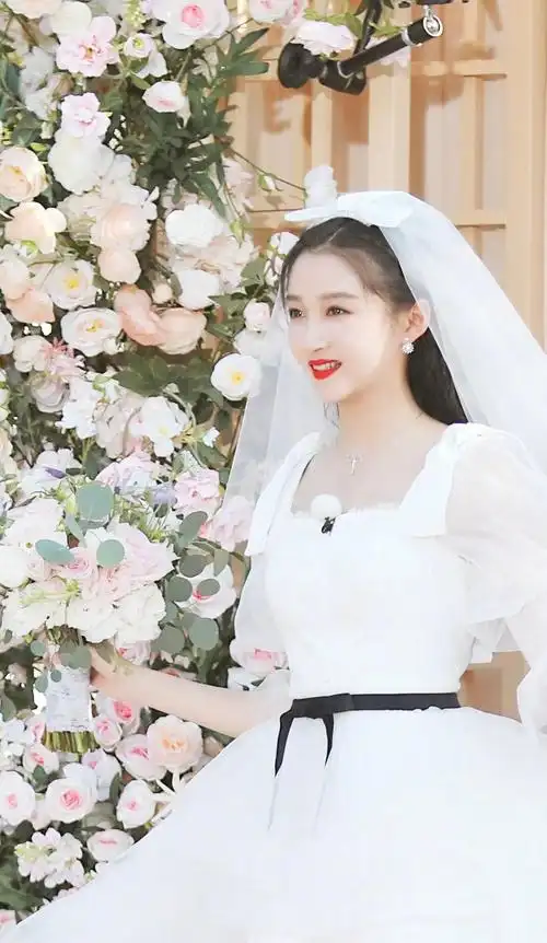 《奔跑吧》@关晓彤 白色蓬蓬婚纱造型亮相,清新可爱~|关晓彤_新浪新闻