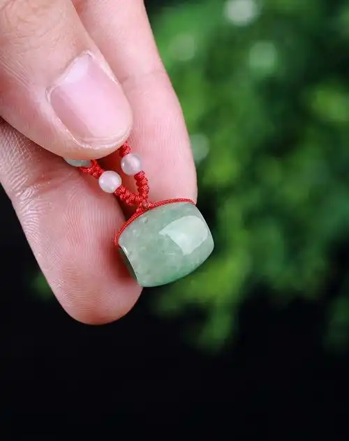 > a货翡翠冰种水润飘阳绿路路通吊坠