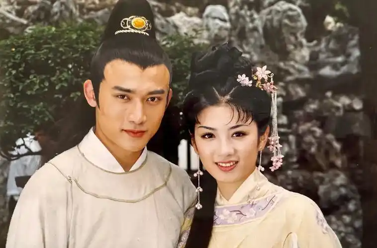 黄奕上错花轿嫁对郎未曝光剧照 当时的古装剧妆造好认真