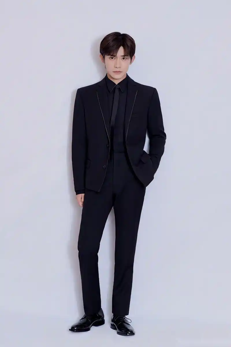 易烊千玺身穿经典黑色西装套装帅气利落,彰显沉稳绅士气质.