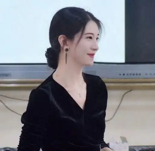 周文倩老师在气质上就非常优雅了,而且书香气质是从骨子里面散发出来