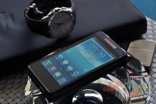 图为三星w2013正面图