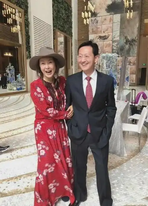 歌手孙悦终于露出真面目,素颜清秀干净,挽手老公现身好恩爱!