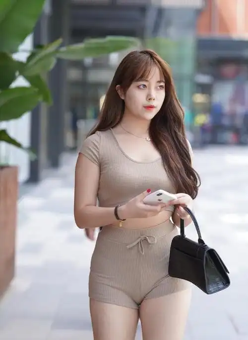 微胖女生拥有一副甜而不腻的美选择好服饰能展现出不一样的效果