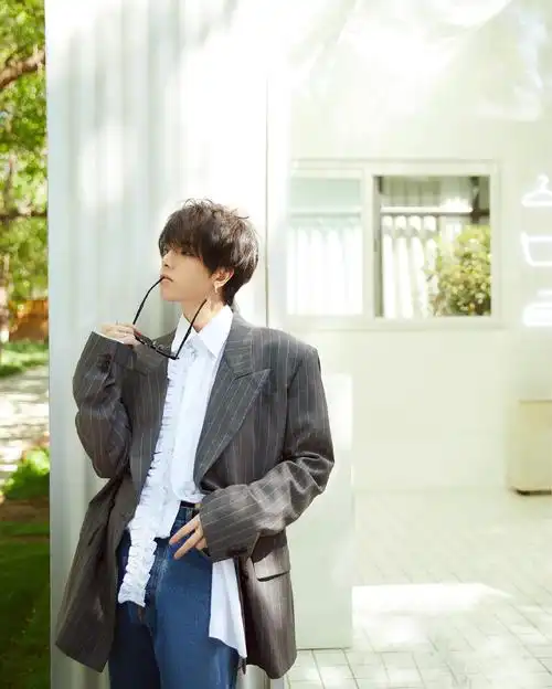 华晨宇街拍穿搭气质佳瘦身后简直是衣服架子