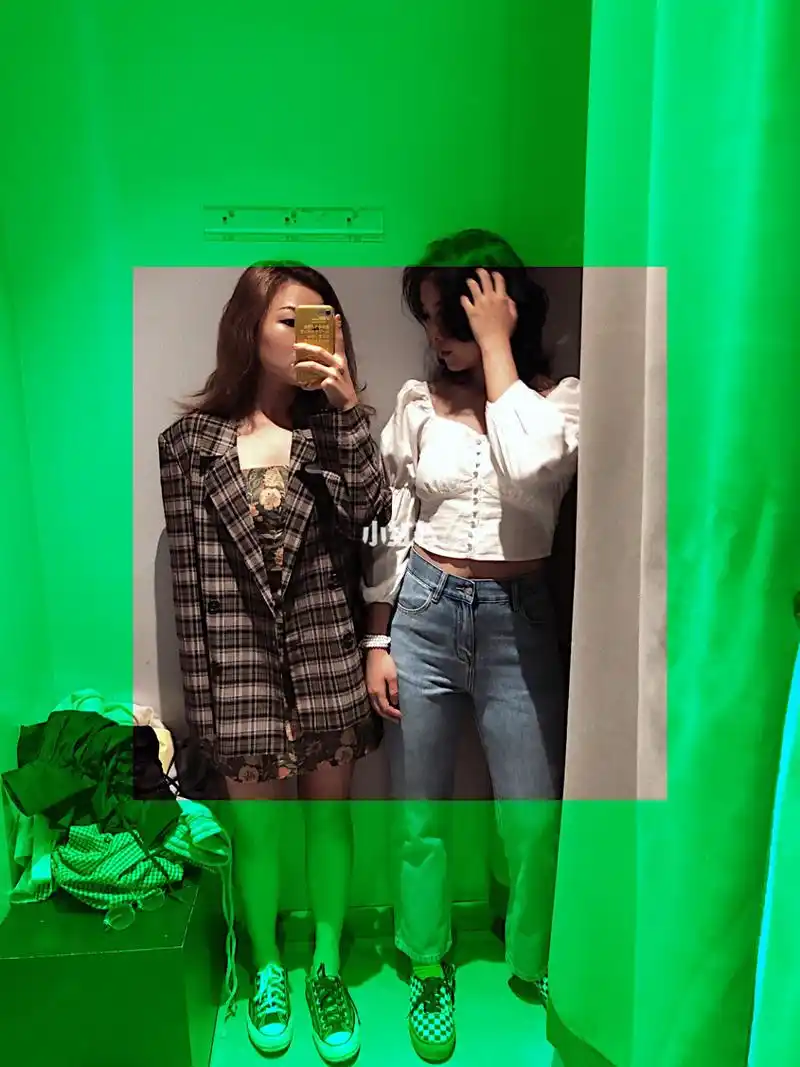 urban revivofitting room试衣间拍照