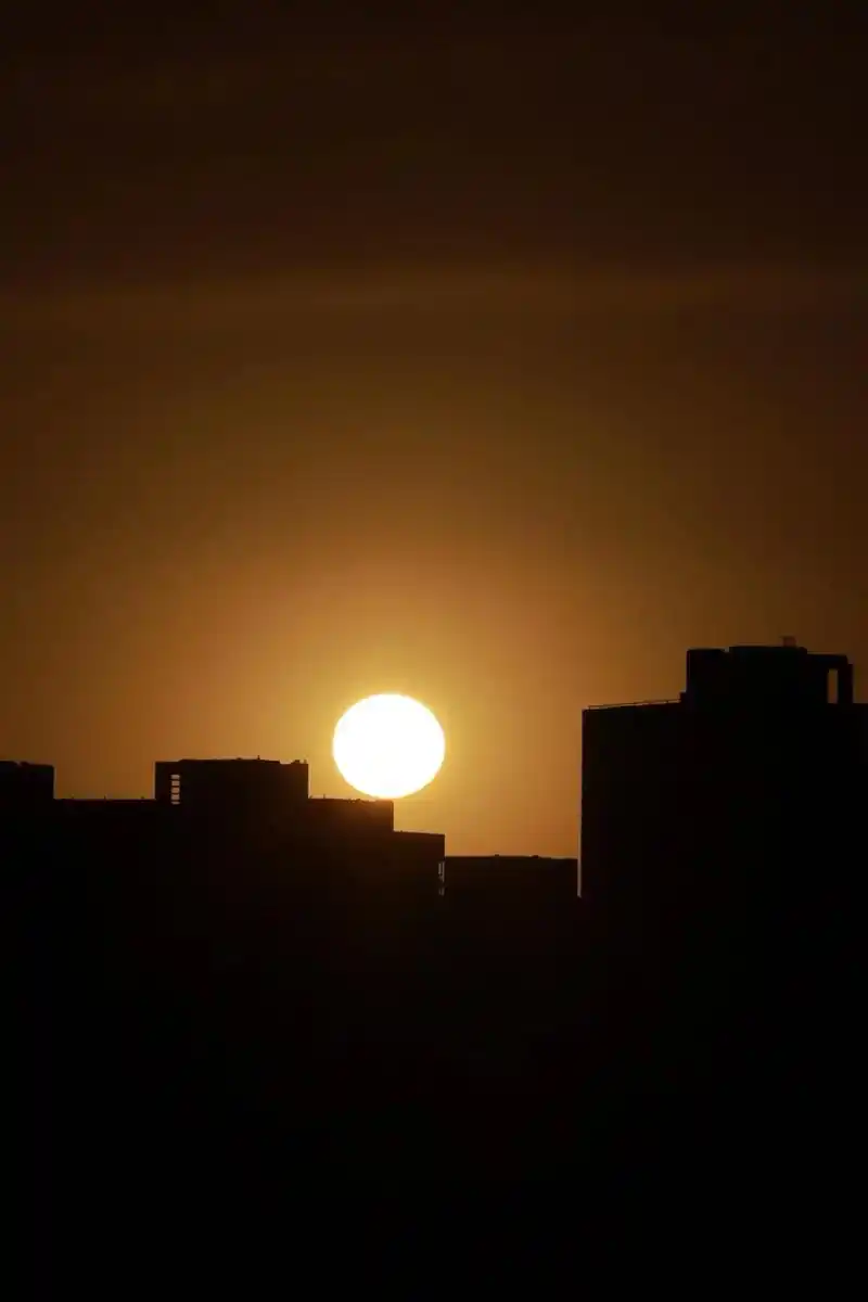 我的摄影日记昨天的北京落日,仿佛是一场梦境,绚烂的霞光将整个天空