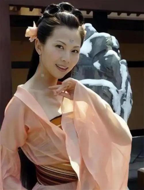 回顾蔡少芬嫁小丈夫张晋婚后连生三胎一家五口蜗居80㎡公寓