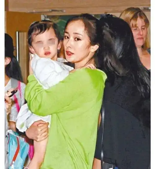 杨幂六一为小糯米送生日祝福,宠溺喊"我闺女",母女俩长得好像