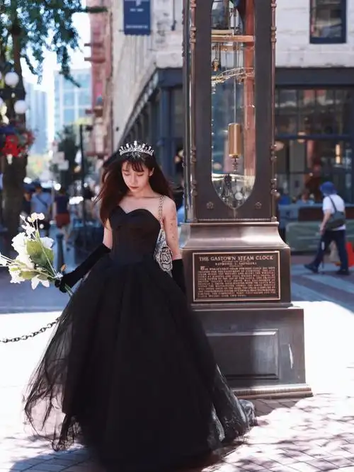 单人婚纱照简直太酷了吧,复古的小店,标志性喷气钟,停车场,加上黑纱