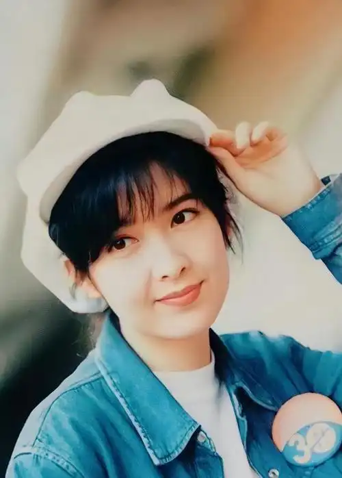 此后,周慧敏的事业发展势头强劲,不仅与张国荣,张