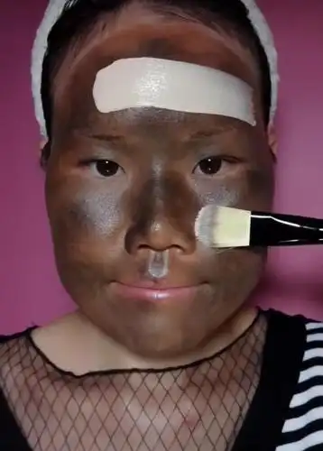 黑炭脸大妈化妆像刷墙,脸像被皮筋挤过似的,妆后依旧丑哭了