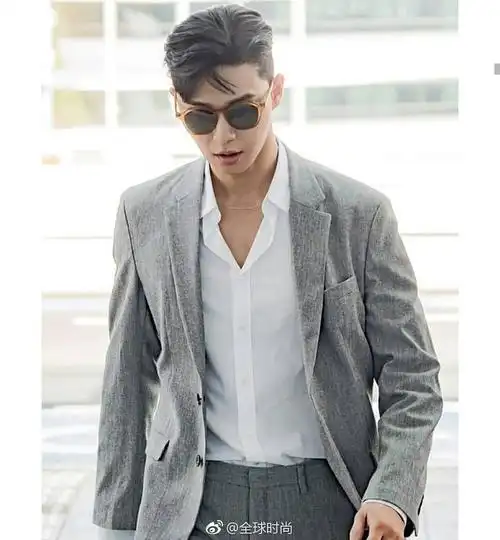 时尚明星#朴叙俊# 近日现身仁川机场,灰色休闲西装搭白衬衫休闲帅气
