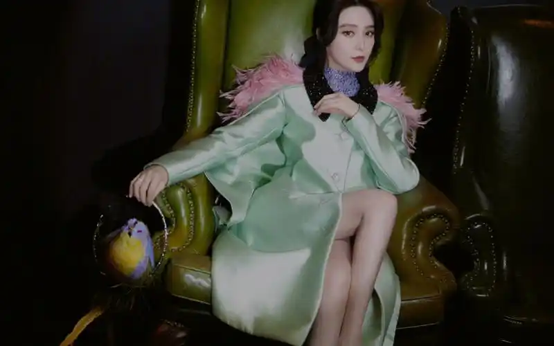 "范冰冰身着georgeshobeika 2019秋冬高定出席凤凰网美食盛典,这套