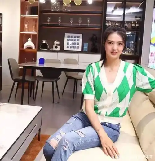 张常宁退役悬念揭晓!与富二代老公海边紧紧相拥,甜蜜闭目笑开花