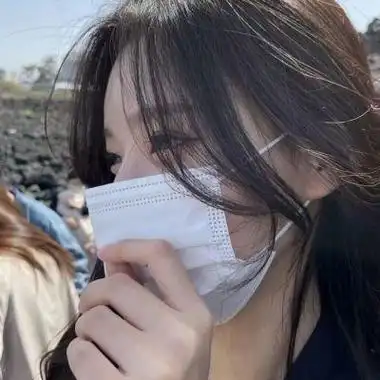 戴口罩的女生头像