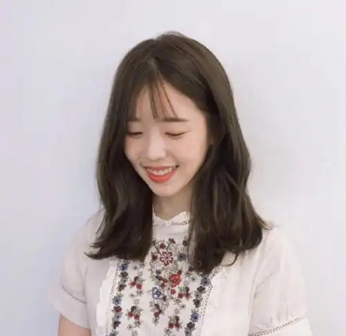 最美三七分中长发,特别彰显出女人味 67676767-发型- 女人街