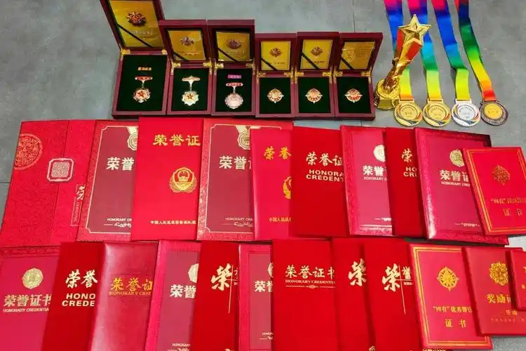 图为申涛获得的各类荣誉证书