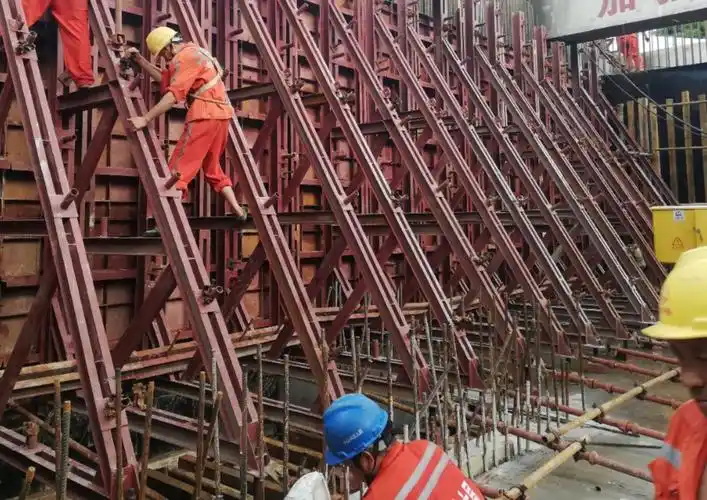 孖岭站第三段负一层东侧侧墙模板铺设80%