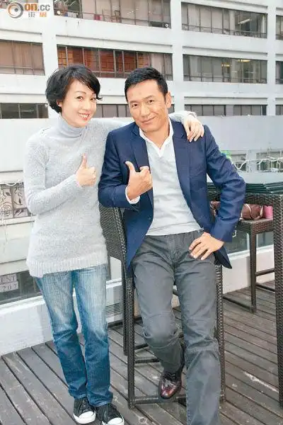 苗侨伟与江美仪互赞好戏.