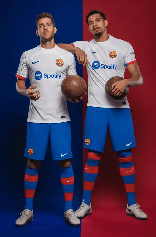 巴塞罗那发布2023/24赛季客场球衣_巴萨_比赛_约翰·克鲁伊夫